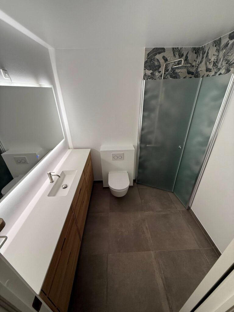 moderne badeværelsesvask og glaskabine udført af Holbæk Byg & Bad.