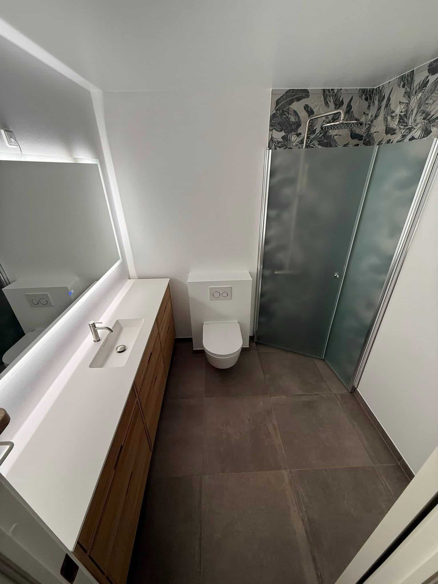 moderne badeværelsesvask og glaskabine udført af Holbæk Byg & Bad.